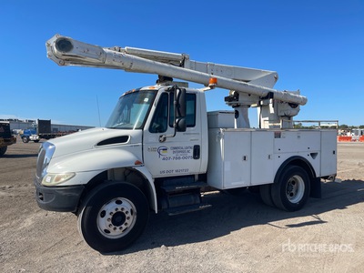 Altec L42A 42 ft on 2004 International 4200 4x2 Bucket Truck