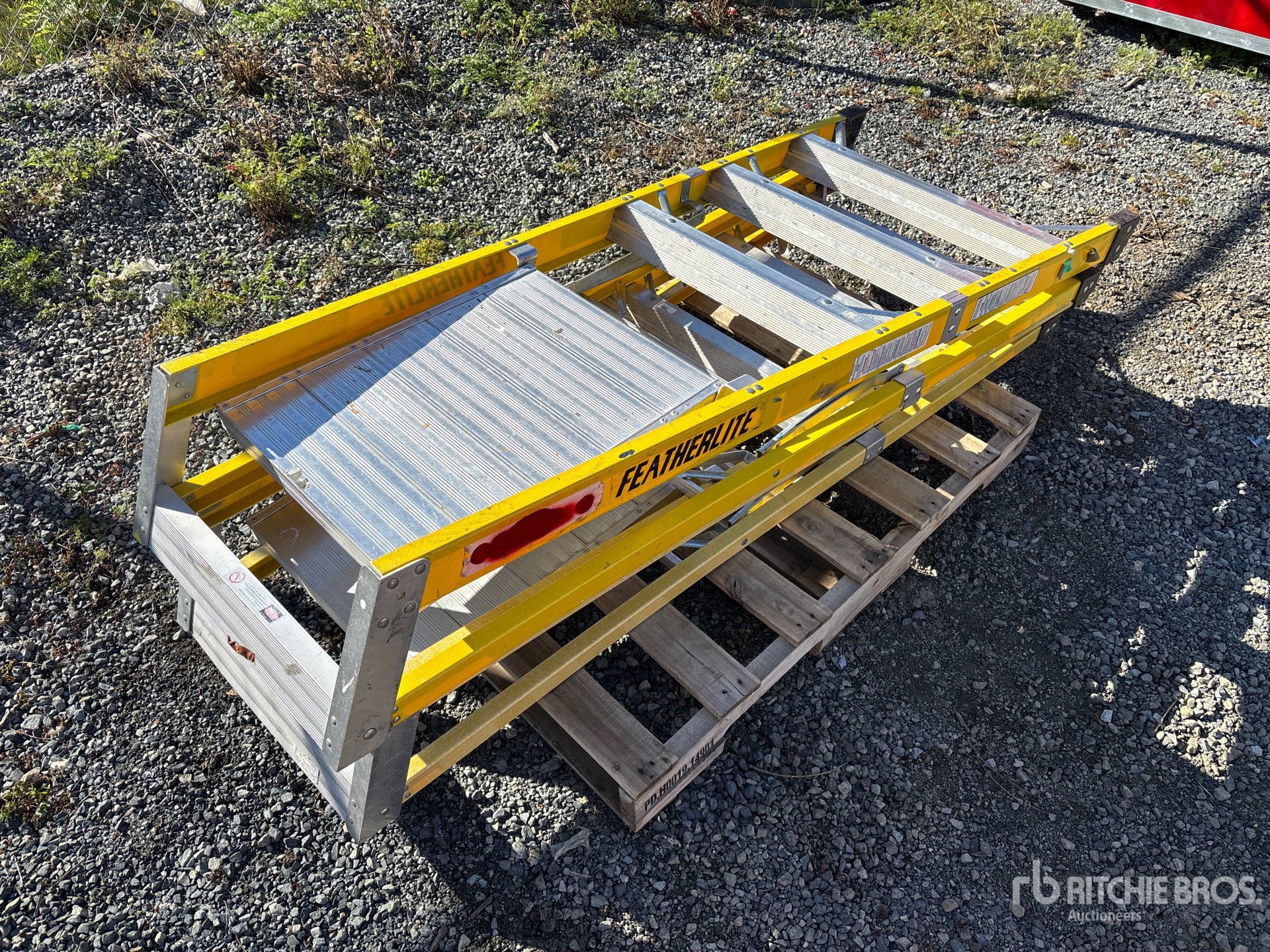 Quantity of (2) 4 ft Platform Escalera de mano