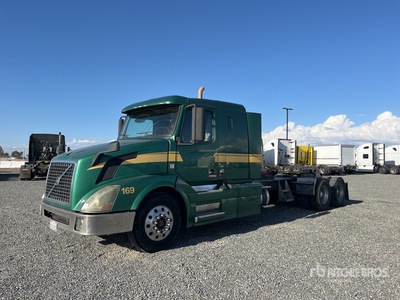2011 Volvo VNL430 6x4 Ciągnik siodłowy T/A z kabiną sypialną
