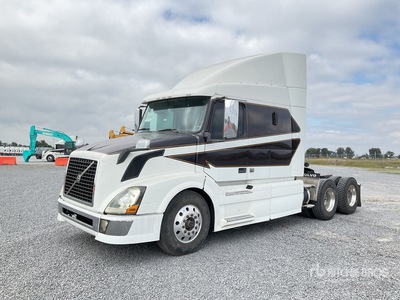 2013 Volvo VNL64T-630 6x4 Tractocamion con Dormitorio / T/A Sleeper Truck Tractor