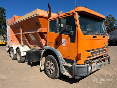1997 International Acco 6x4 Ciężarówka z rozrzutnikiem