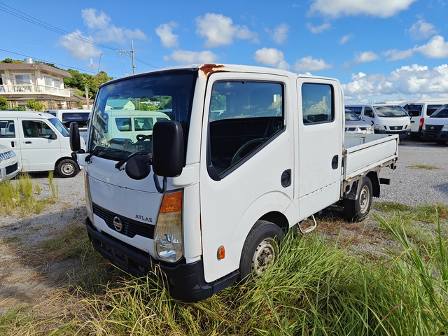 2015 年 Nissan ATLAS 4x2 Crew Cab Table Top Truck
