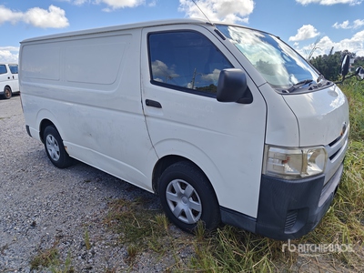 2015 年 Toyota Hiace Passenger Van