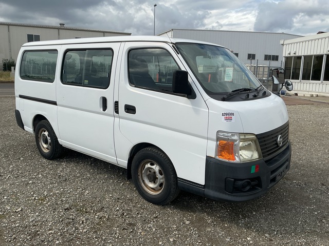 2010 年 Nissan Caravan Passenger Van