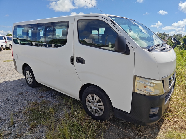 2015 年 Nissan Caravan NV350 Passenger Van