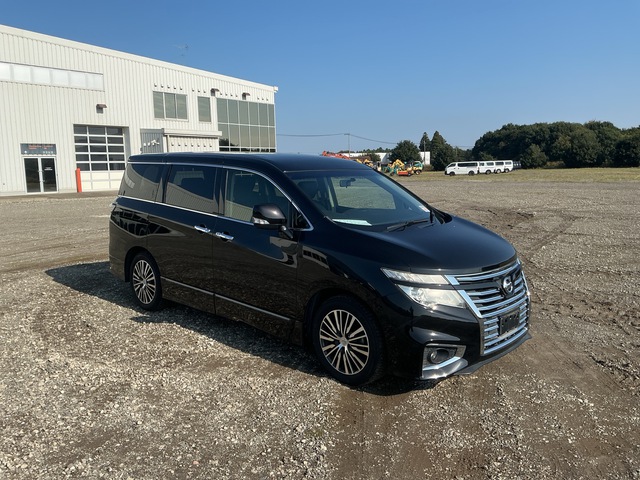 2017 年 Nissan Elgrand Passenger Van