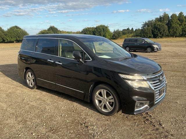 2017 年 Nissan Elgrand Highway STAR Passenger Van