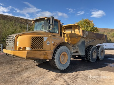 2004 Volvo A25D 6x6. Camion à benne articulé