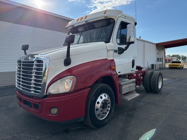 2010 Freightliner Cascadia 125 4x2 S/A Day Cab Truck Tractor 2010 Freightliner Cascadia 125 4x2 S/A Day Cab Truck Tractor