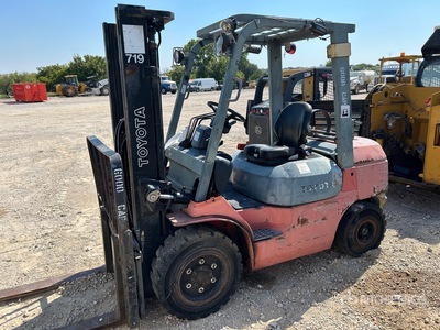 2000 Toyota 7FGU30 6000 lb Pneumatic Tire Forklift (Inoperable)