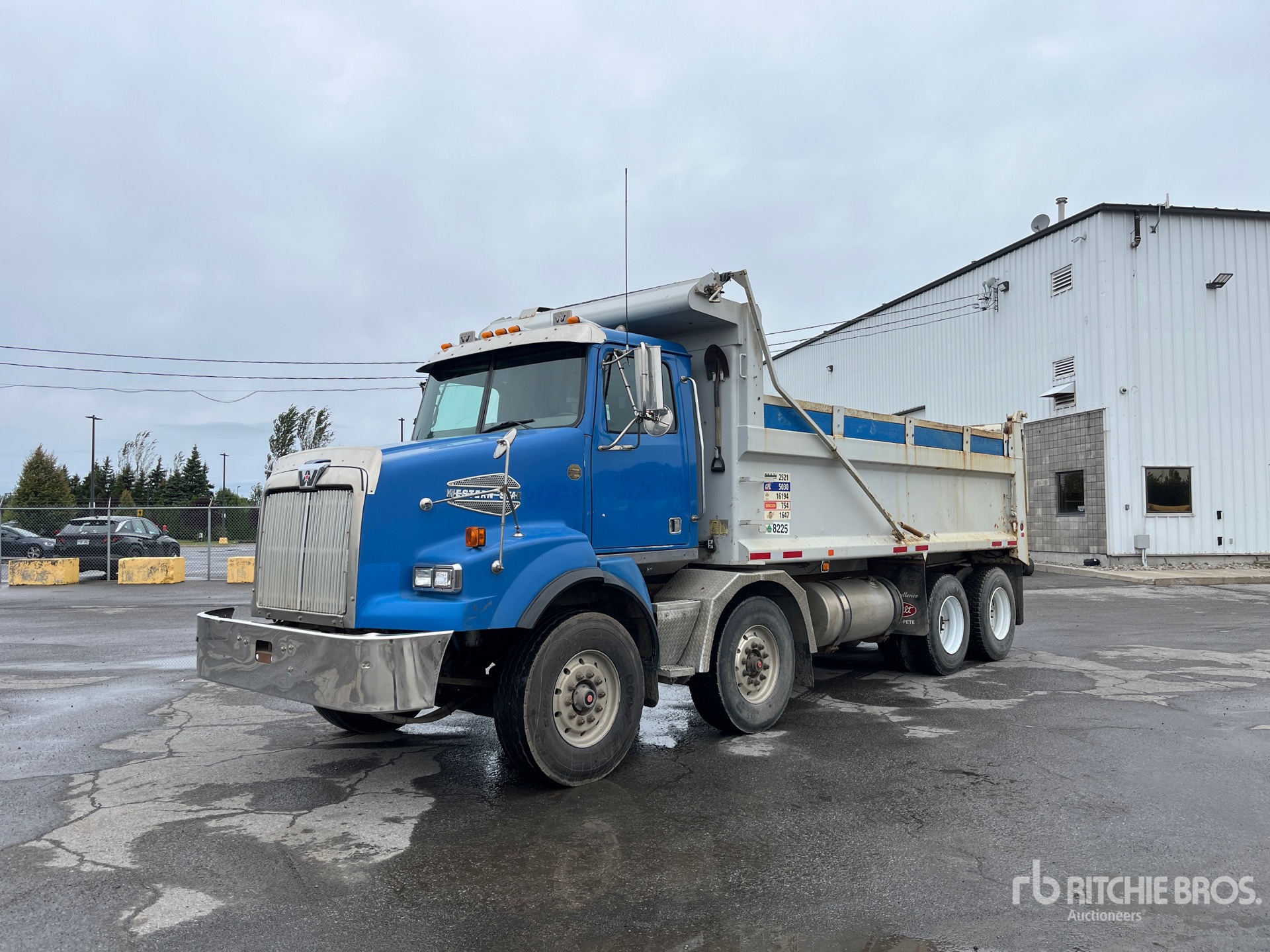 2007 Western Star 4900 8x4 Twin-Steer T/A Dump Truck