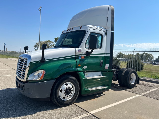 2018 Freightliner CA125 4x2 S/A Day Cab Truck Tractor