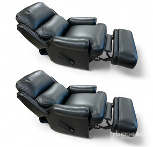 Quantity of (2) BarcaLounger Nelson Recliner Chair 家具 (Unused)