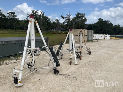 (3) Hydraulic Tripod Jacks