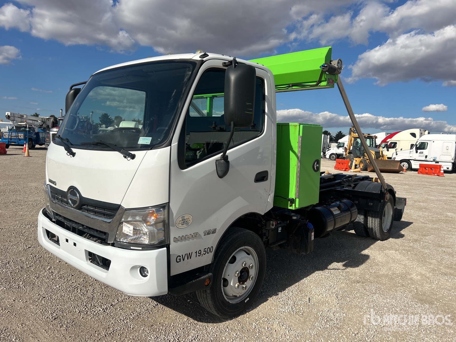 2020 Hino 195 4x2 Roll-off Camion à système de levage à crochet