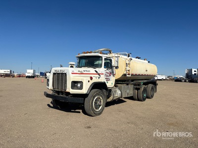 1989 Mack RB690S 6x4 Water Truck