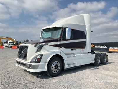 2015 Volvo VNL64T 6x4 Tractocamion con Dormitorio / Cabina con cuccetta per trattore stradale
