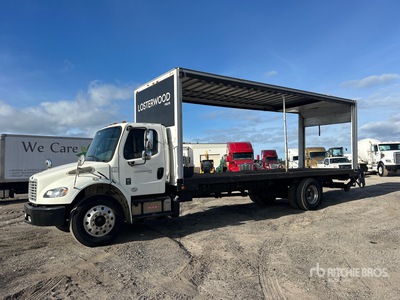 2013 Freightliner M2106 4x2 Camion à rideaux latéraux