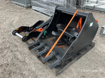 Doosan 36 in Bucket w/ Thumb & Coupler (Unused)