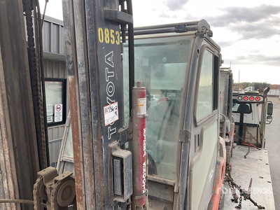 2015 Toyota 8FDU30 Forklift (Inoperable)