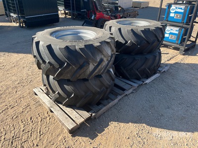 Quantity of (4) Titan Lift Rigger II 400/70-20 Pneumatici (Unused)