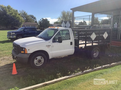 2005 Ford F-350 XL 4x2 Flatbed Truck