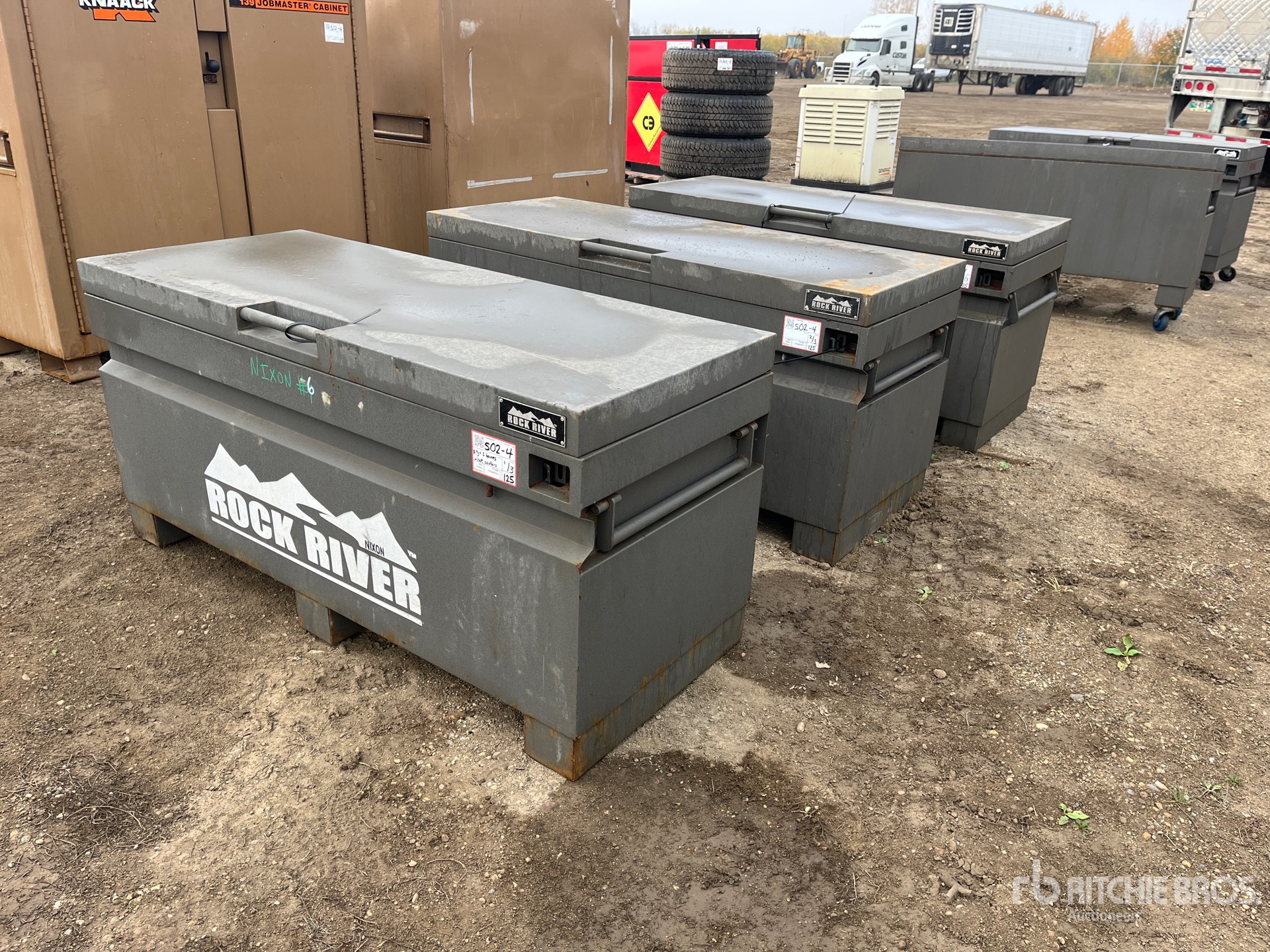 Quantity of (3) Rock River 5 ft x 2 ft x 2 ft Boîte de chantier