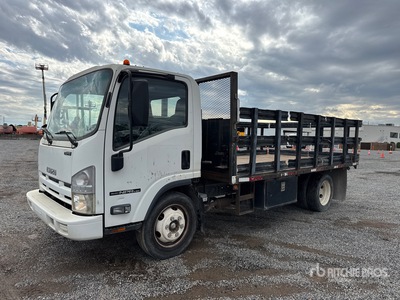 2014 Isuzu NPR 4x2 Ciężarówka z płaską platformą
