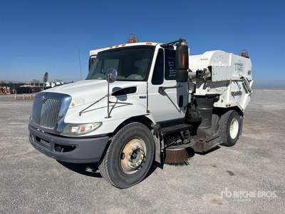 Tymco 600 on 2009 International 4300 Kehrmaschine