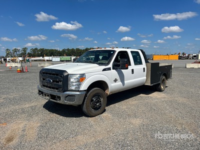 2016 Ford F-350 4x4 Crew Cab Flatbed Truck