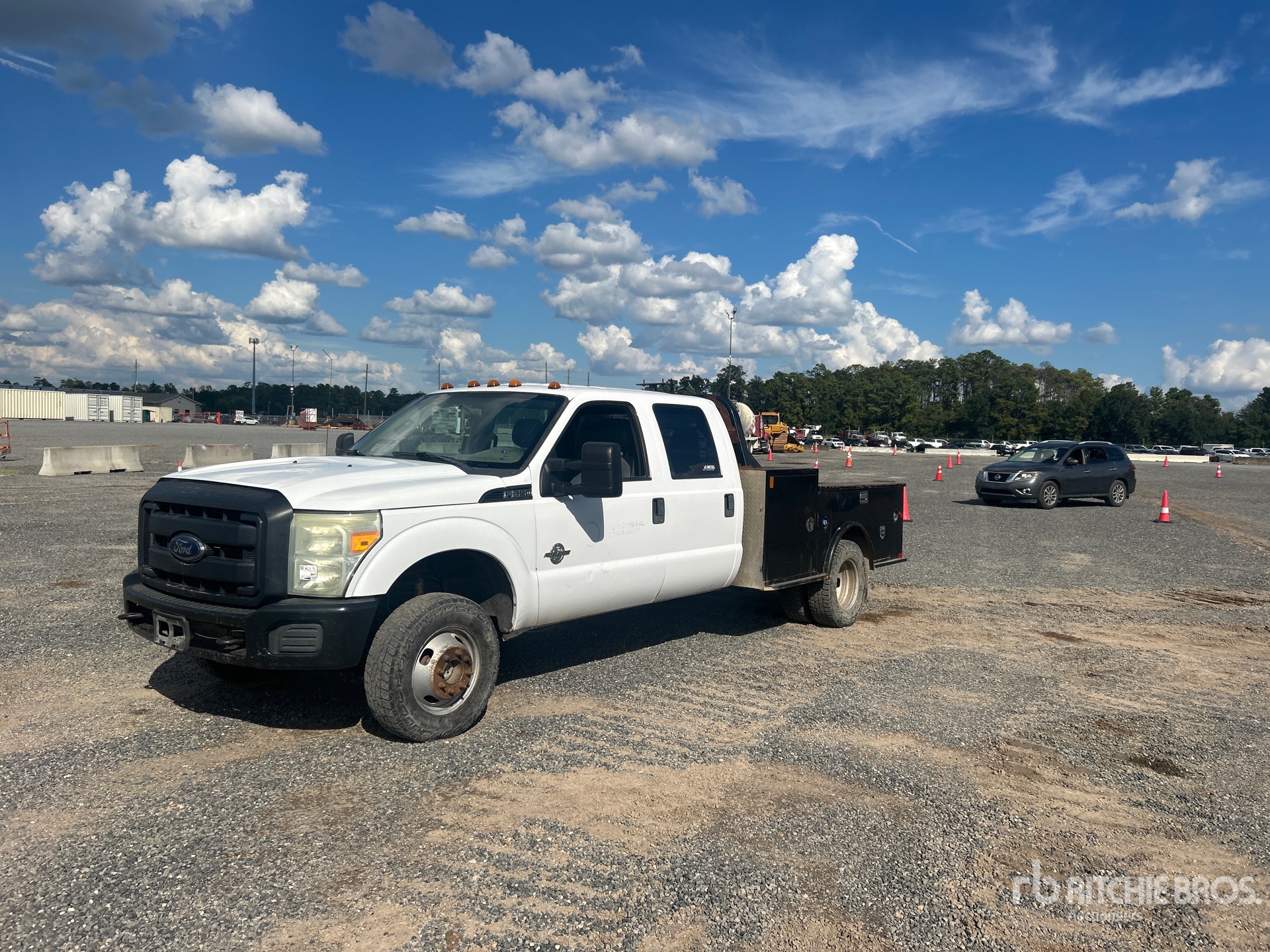 2016 Ford F-350 4x4 Crew Cab Flatbed Truck