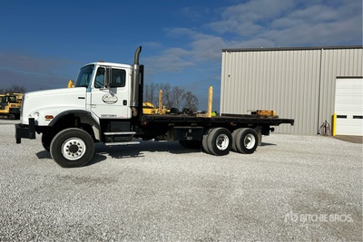 2000 Freightliner FL 112 6x6 Camión Caja Abierta