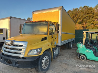 2017 Hino 268 4x2 Furgoneta caja cerrada