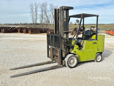 1991 Clark C500-S100 8250 lb Cushion Tire Chariot Élévateur