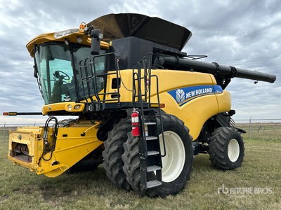 2014 New Holland CR9090 Combine Harvester