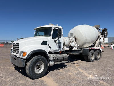 2001 Mack CV513 8x4 شاحنة خلاط
