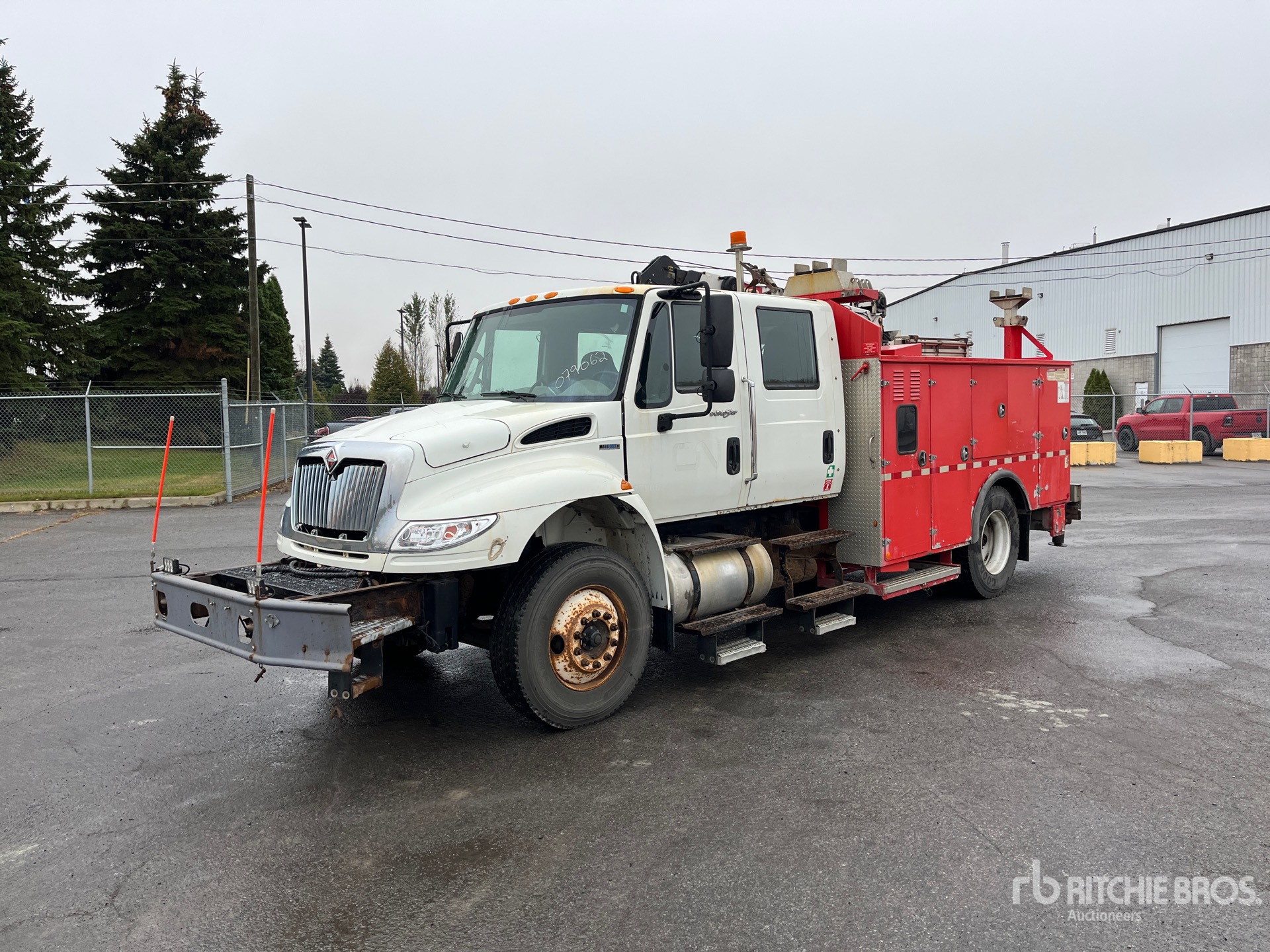 2011 International 4400 4x2 Crew Cab DuraStar Camion de servicios
