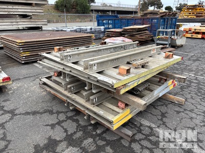Quantity of (2) 6 ft x 6 ft Aluminum Quik Box を見 Trench Shield
