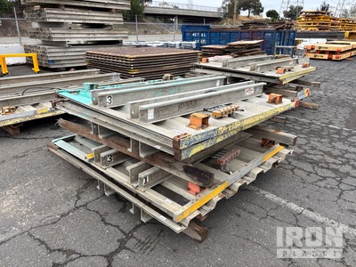 Quantity of (2) 6 ft x 6 ft Aluminum Quik Box を見 Trench Shield