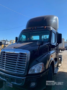 2017 Freightliner Cascadia 113 S/A Day Cab Truck Tractor (Inoperable)