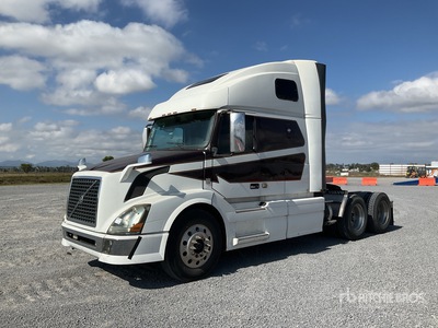 2013 Volvo VNL64T 6x4 Tractocamion con Dormitorio / Cabina con cuccetta per trattore stradale