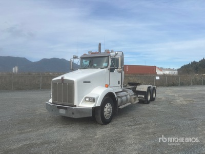 2010 Kenworth T800 Tri/A Day Cab Truck Tractor