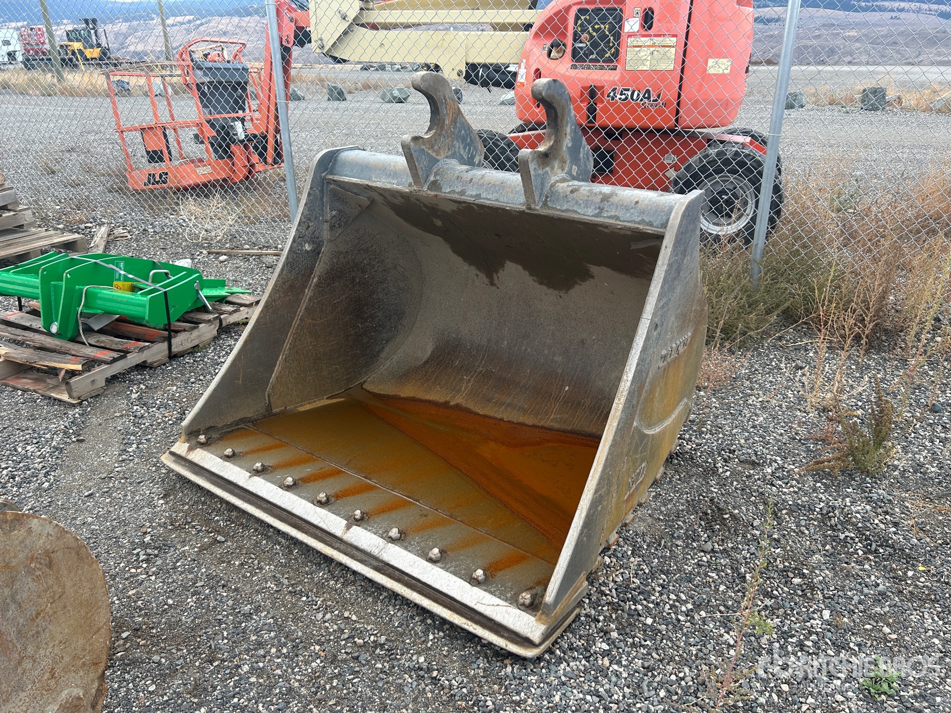 Daequip Q/C Cleanup Excavator Bucket - Fits Doosan DX225LC-5