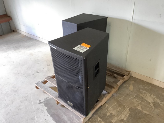 Pair of Peavey SP 3BX PA Speakers Pair of Peavey SP 3BX PA Speakers