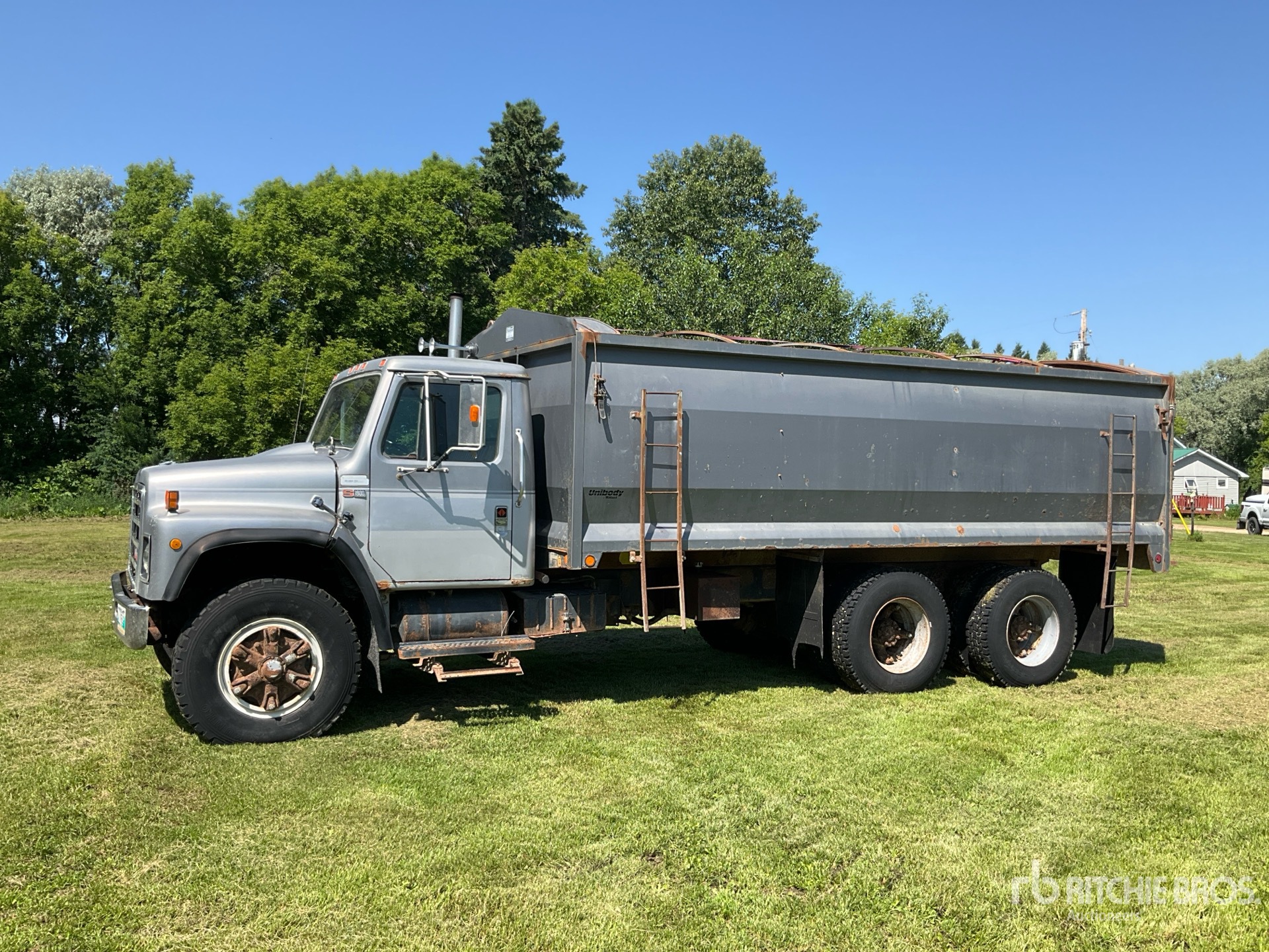 International S1900 6x4 Grain Truck
