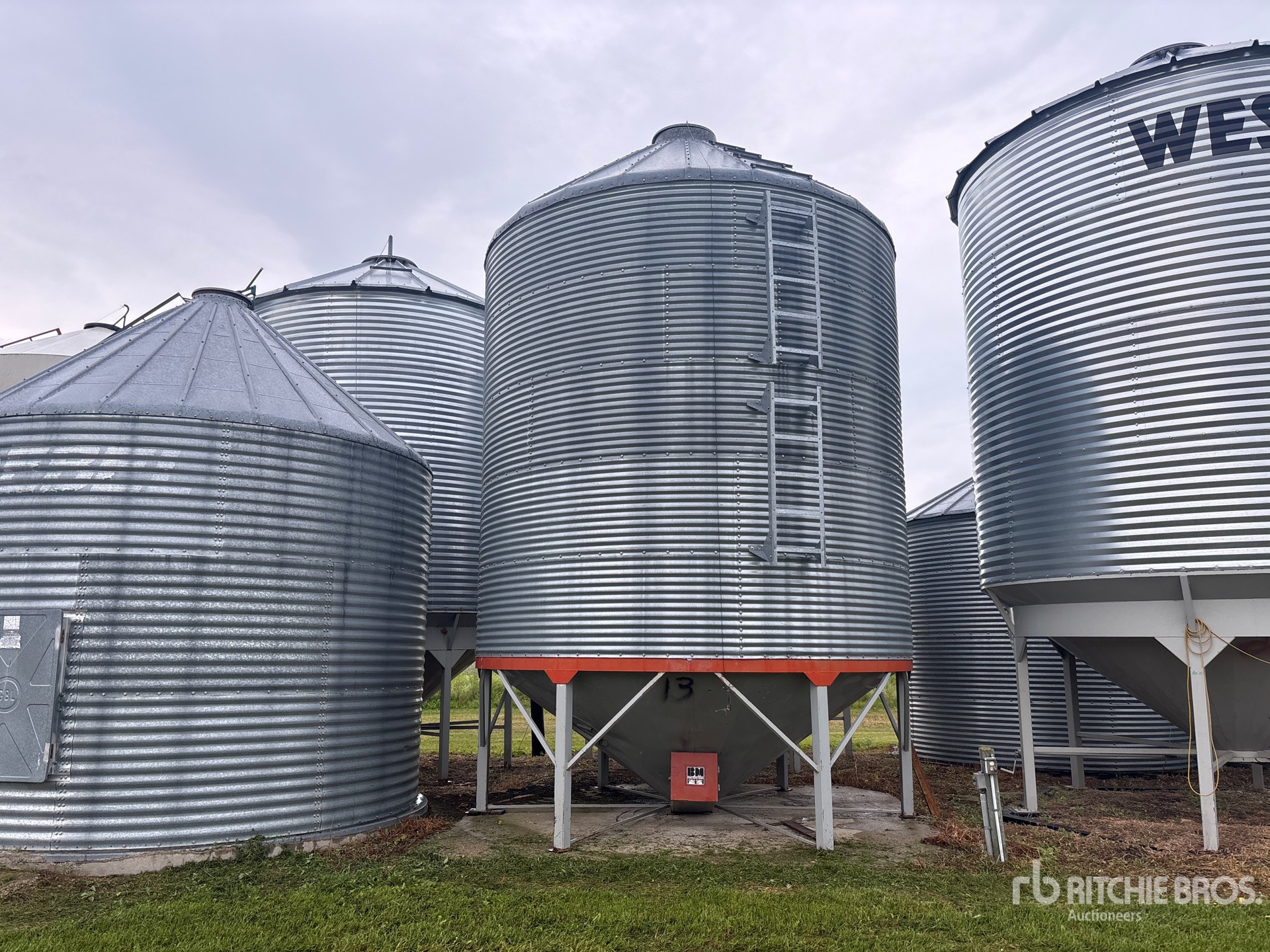 +/- 2400 bu 5 Ring Hopper Grain Bin