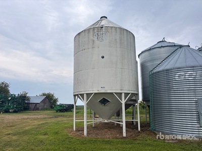 Naicam Industries +/- 1800 bu Smooth Wall Hopper Contenedor de grano