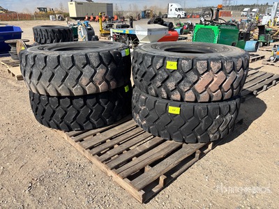 Quantity of (4) 20.5R25 Équipements pour pneus