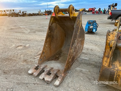 32 in Digging Excavator Bucket
