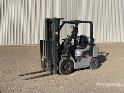 2002 Nissan MUL02A25LV 4050 lb Pneumatic Tire Forklift